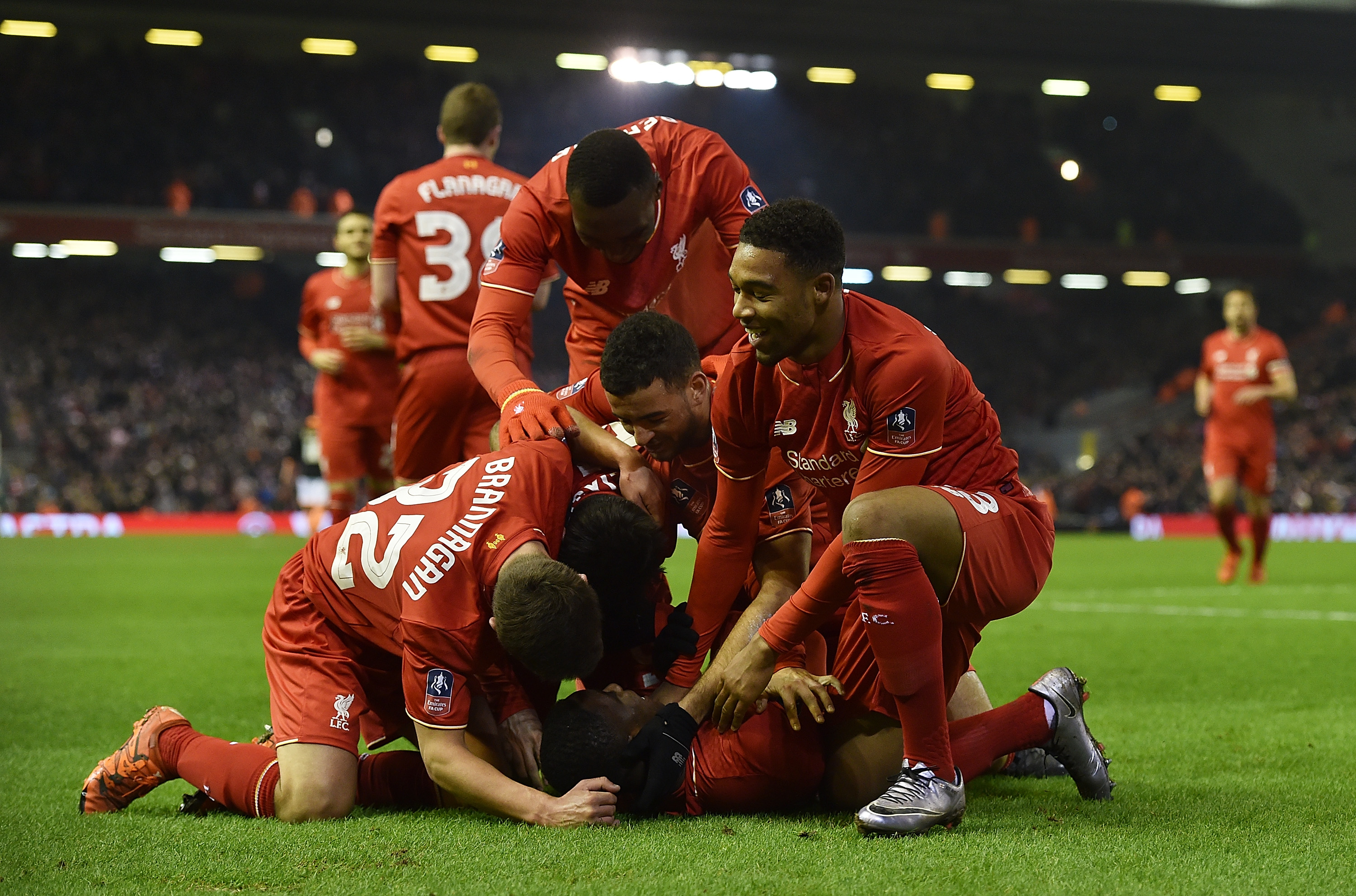 C罗在被研 C罗在被研